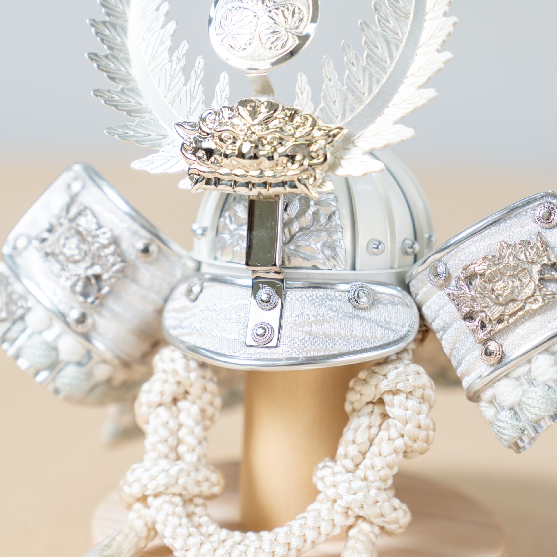 金色の花柄の木製琴 金色の花柄の木製琴